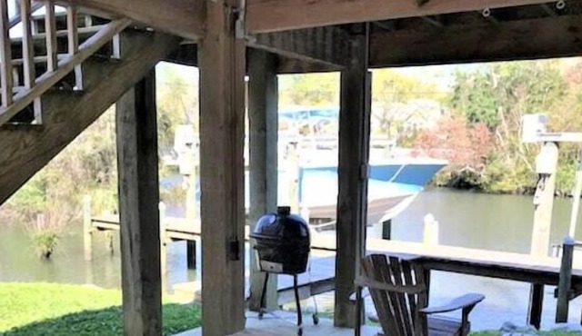 Pets allowed, Boat lift, Boat launch, Swimming pool, Fishing,