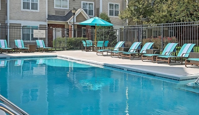 Pets Allowed! Unit with Fully-equipped Kitchen! Comes w/FREE Breakfast & Pool!