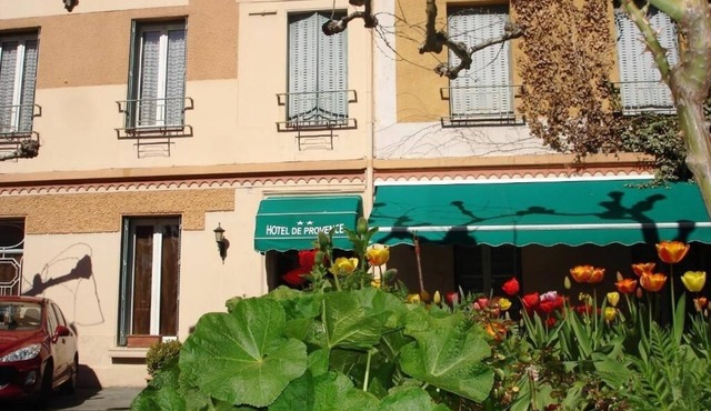 Pets Allowed w/Parking! Close to Cathedral & Shop