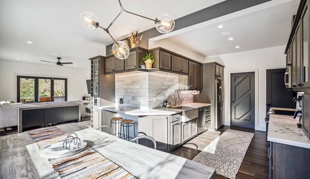 Pet’s FREE! Modern luxury steps from Russian River by RedAwning