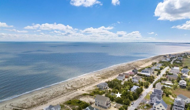 Pets Friendly, Waterfront, Large backyard, Bonfire with grill, outside shower