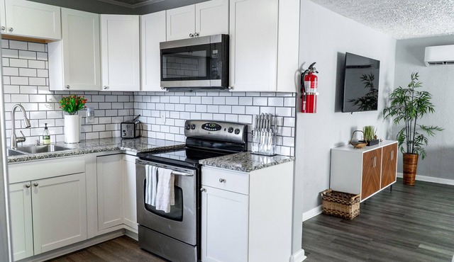 Pets, King bed, St Johns Terrace Close to Downtown