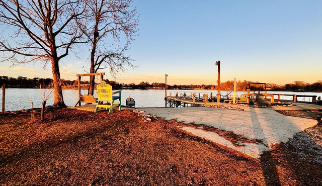 Pet’s love “The Bachelor” Lakefront Apt @ Sunset Estates