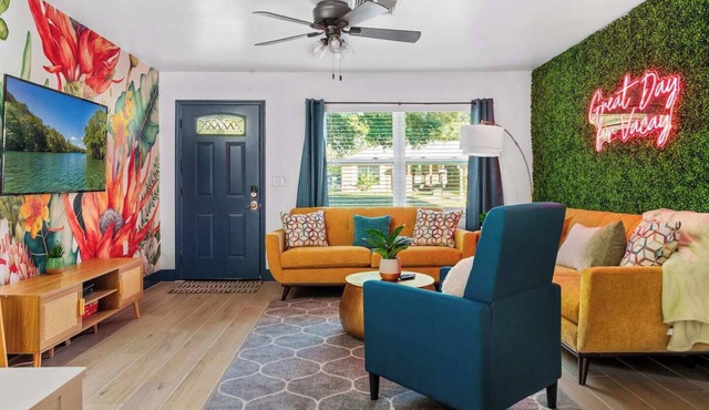 Pets OK! Heated Pool mins to 3 Sisters Spring!