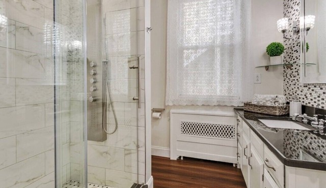 PETS OK!LARGE BEDROOMS.GARAGE!IN UNIT-W/D.PUBLIC TRANSP & MAJOR HIGHWAYS NEAR BY