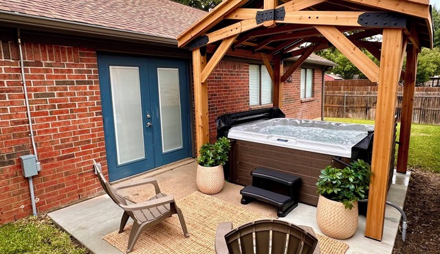 Pets OK, NEW Hot Tub, Arcade, 65” TV, 300mb+ WIFI, Long Term Stays Available
