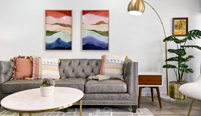 Pets Stay Free, Breezy, Stylish Island Elegance