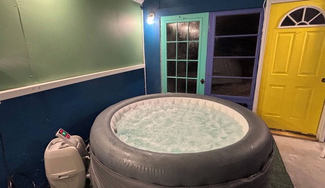 Pets stay Free! Skiing. Hot Tub, Fireplace.