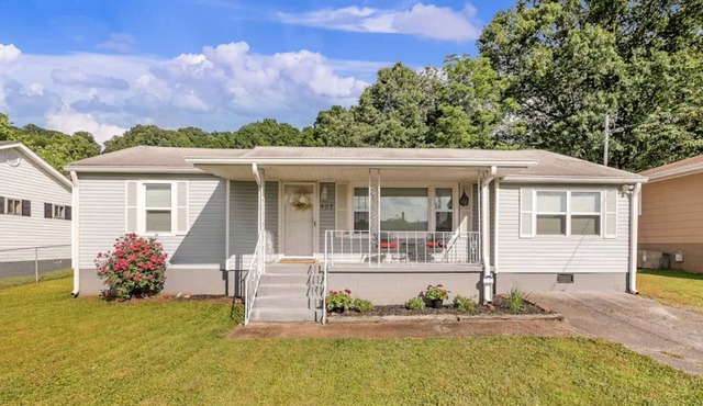 Pets Welcome - 5 Miles to Downtown Chattanooga; Quiet Neighborhood, Dog-friendly home w/Fence