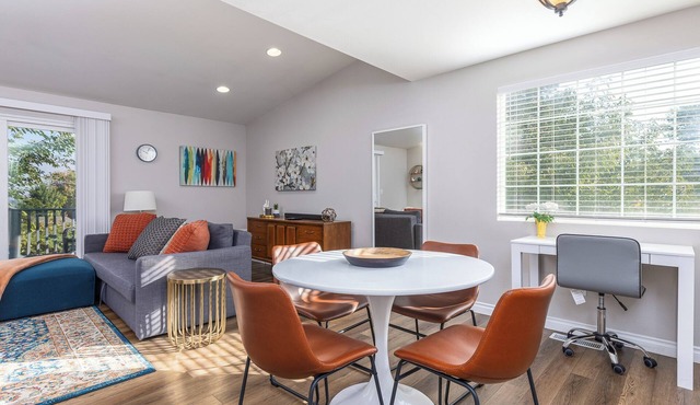 Pets welcome! Charming 2-bedroom townhome in Kennewick w/Blazing WiFi + AC/Heat