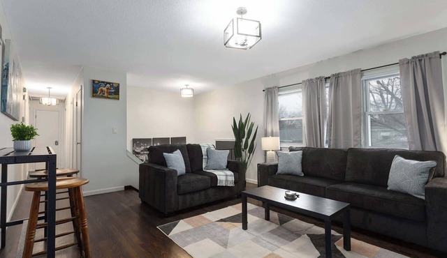 Pets Welcome Close to DT Lees Summit, Walk to Shops|5 King Beds|Mins to Stadiums
