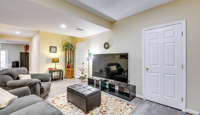 Pets Welcome! Cozy Family Apartment in Sterling