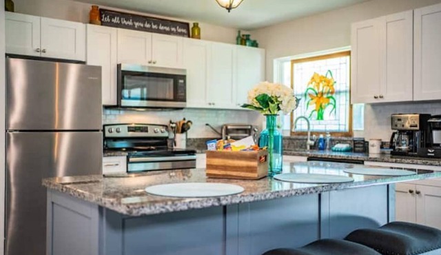 Pets welcome! Cozy Sail Away Retreat Lkld