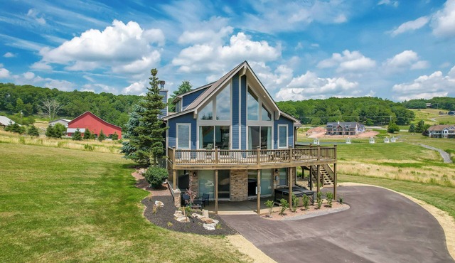 Pets welcome! Free golf + lake access! Pickle Ball