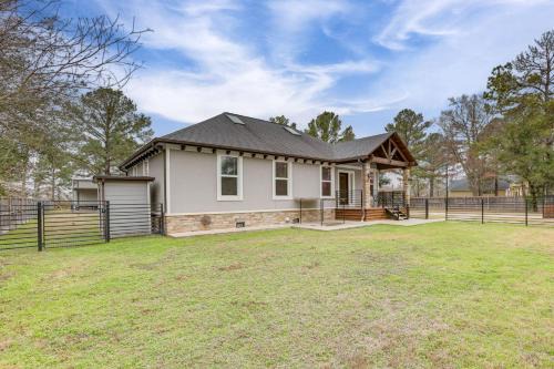 Pets Welcome Home with Deck and Patio in Hockley!