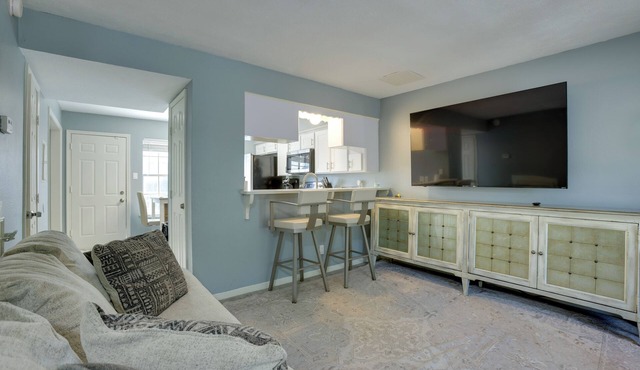 Pets Welcome! Humble Townhome 4 Mi to Airport