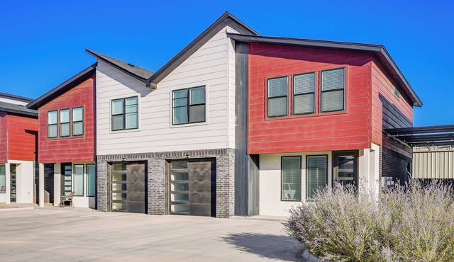 Pets Welcome: Newly Built Abode in Canyon!