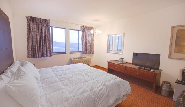 Pets Welcome, Room Near Purple Door & Free Parking