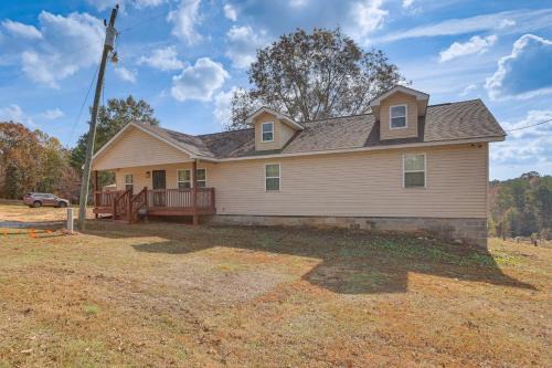 Pets Welcome! Spacious Boligee Home with Yard