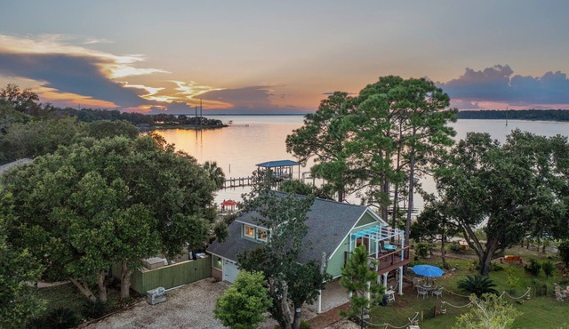 PETS WELCOME VERY QUIET on the Water of PNS Bay minutes from Navarre Beach