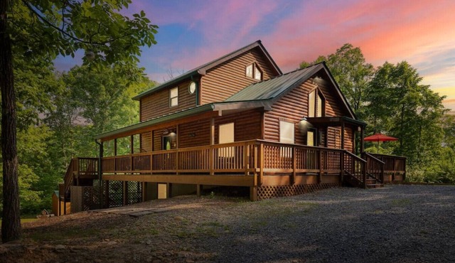 Pets? YES! 🐕 Hot Tub. Fire Pit. Pool Table. Steps to River Outfitters.