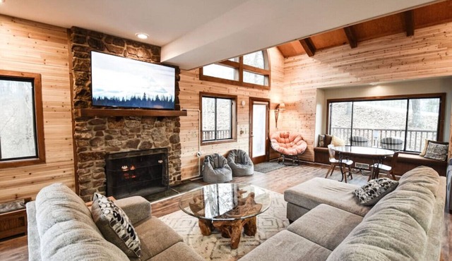 Pets? YES! 🐕 Resort Passes. Hot Tub. Sauna. Views. Fast Wi-Fi.