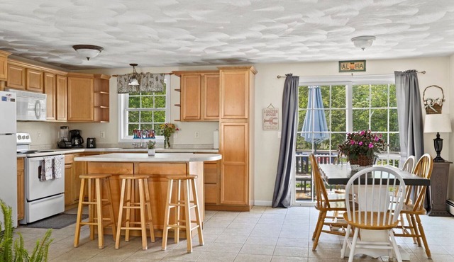 Pettaquamscutt Lake - 5 Bed, 2 Full Bath, Spacious and Ready to Rent!