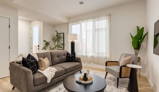 "Pewter" 3Bdrm-Close to C-train & Downtown!