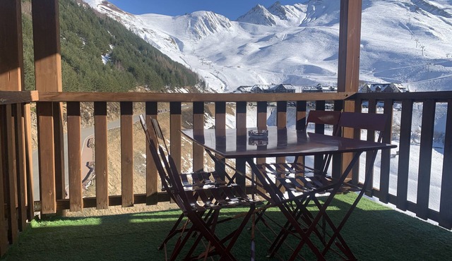 PEYRAGUDES - BACK ON SKIS - Sleeps 8