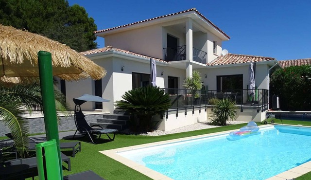 PEZENAS, Spacious villa, private heated pool, quiet location, close to all amenities.