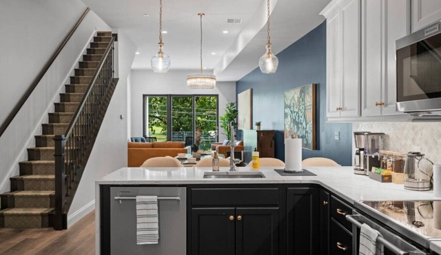 PFR Suites - Butler|2-Story Lawrenceville Penthouse w/Rooftop Terrace|2 King Beds/2.5 Bath|Parking