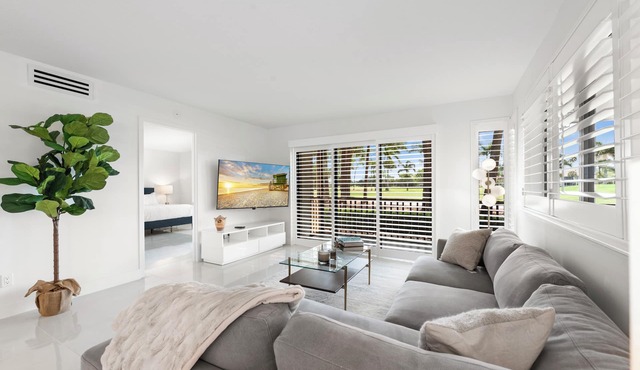 PGA National Private Entrance Condo - Golf Course Views -Renovated 2023