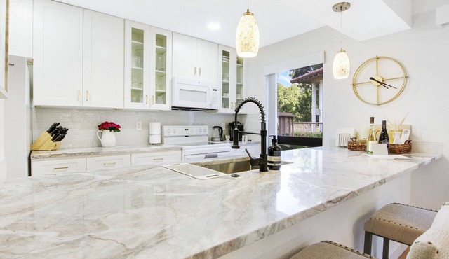 PGA National Luxury Golf Villa, Walk to Resort, Wraparound Lanai, Pet-Friendly