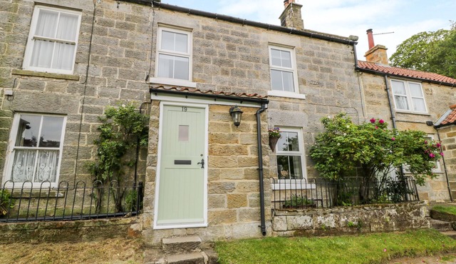 PHEASANT COTTAGE, character holiday cottage, with open fire in Danby