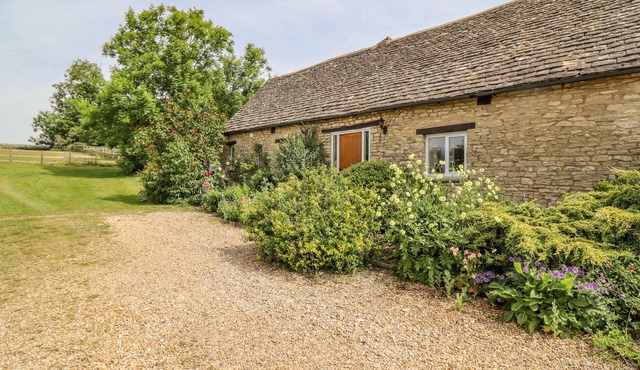 PHEASANT COTTAGE, family friendly, with a garden in Minster Lovell