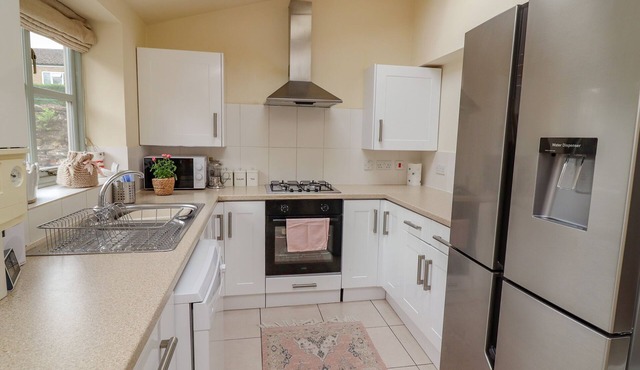 PHEASANT COTTAGE, pet friendly, with a garden in Cottesmore