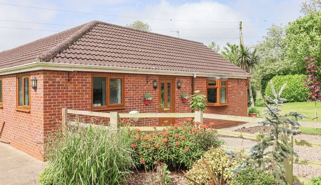 PHEASANT COTTAGE, pet friendly, with a garden in Burton Pidsea