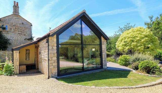 PHEASANT COTTAGE, romantic, with a garden in Bath