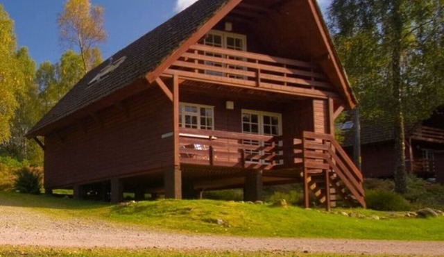 Pheasant Lodge - a woodland lodge that sleeps 6 guests in 3 bedrooms