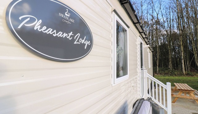 PHEASANT LODGE, family friendly, with hot tub in Coalville