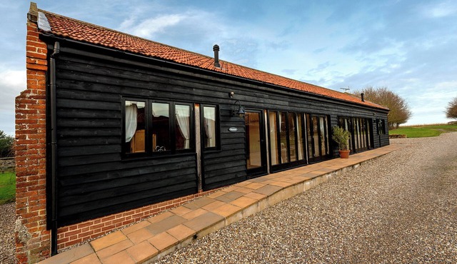 PHEASANT, pet friendly, character holiday cottage in Wheatacre