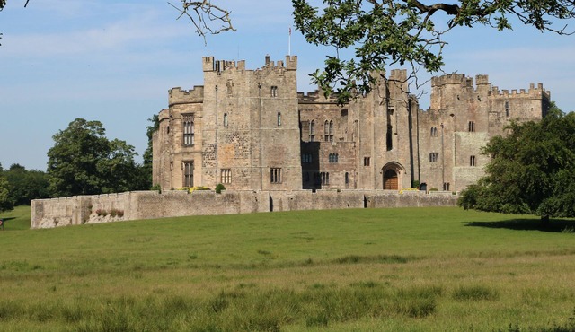 PHEASANT, romantic, with hot tub in Bowes