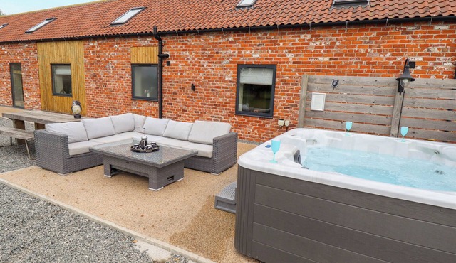 PHEASANT'S ROOST, pet friendly, with hot tub in Burton Pidsea