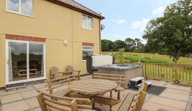 PHEASANT WOOD, family friendly, with hot tub in Howey