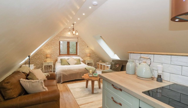 PHEASANTS RISE APARTMENT, pet friendly, with a garden in Ross-On-Wye