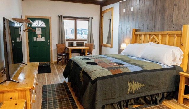 Phelps Lakeview Lodge King Room #2 - Pet Friendly