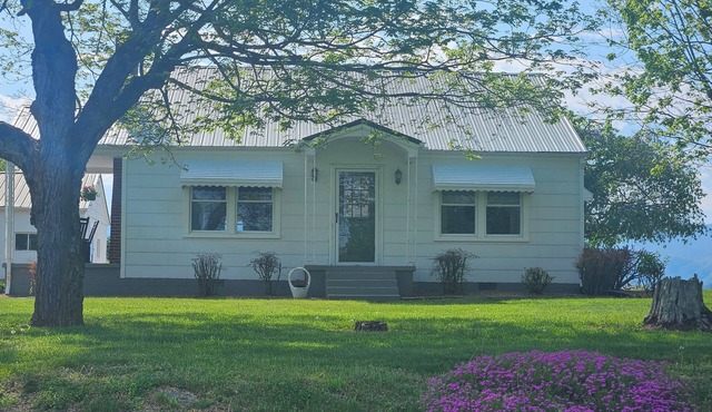 Phenomenal 2-bedroom farmhouse with AC in charming Greeneville