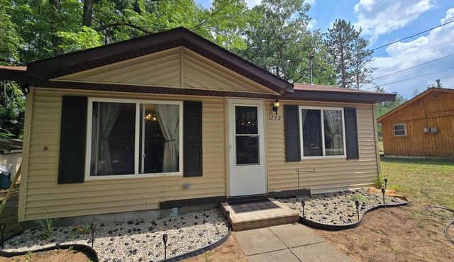 Phenomenal 2-bedroom cabin in Saint Helen, the heart of northern Michigan.