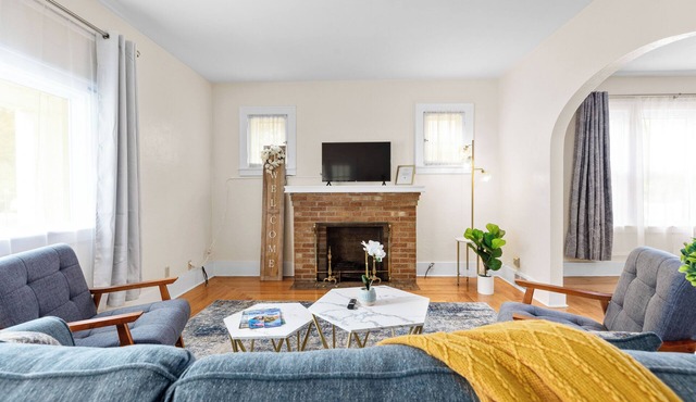 Phenomenal 3-bedroom apartment in lovely South Utica for your stay