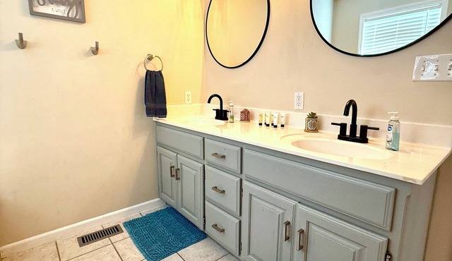 Phenomenal 5-bedroom house with AC in Saint Robert, 10 minutes from FLW